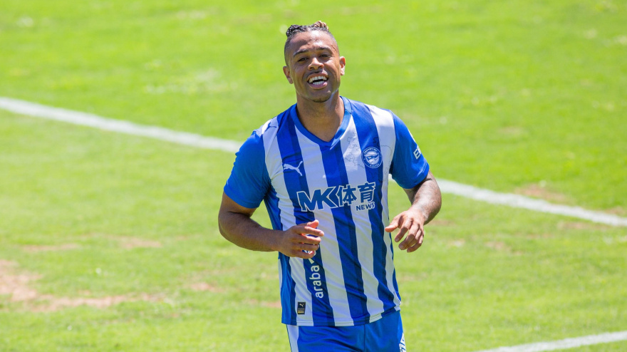 Mariano celebra uno de los goles con el Alavés ante el Castellón