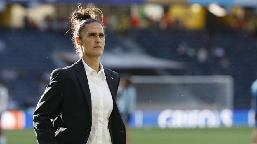 Montse Tomé antes de un partido de la Eurocopa femenina
