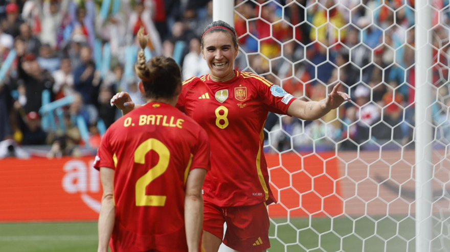Mariona Caldentey le agradece a Ona Battle el gran centro que le puso en el gol que anotó en la final de la Eurocopa femenina ante Inglaterra