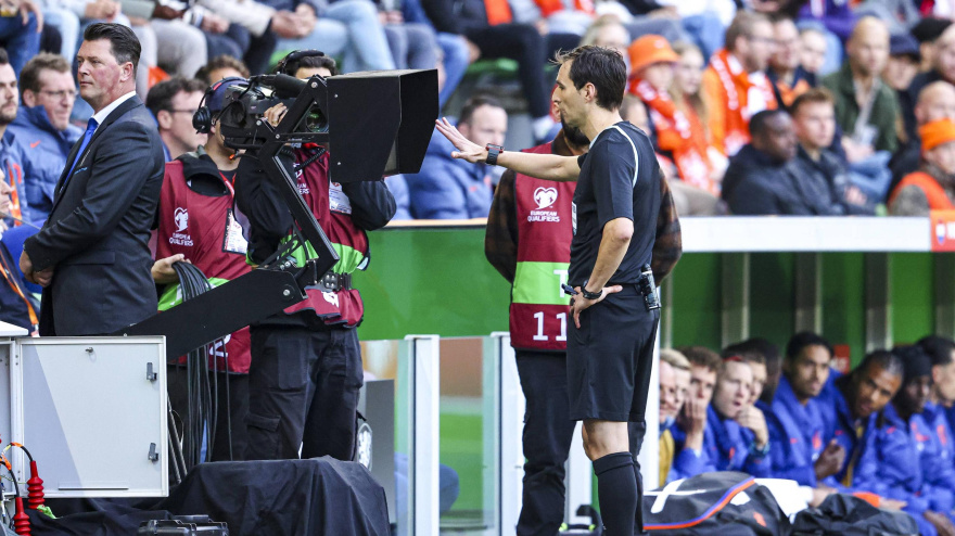 De Burgos Bengoetxea, consultando el VAR esta temporada