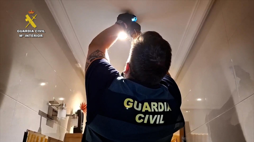 Detenido un hombre por instalar cámaras en el baño de su casa para grabar imágenes íntimas de familiares y amigos en Burgos