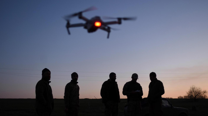 Soldados ucranianos manejan un dron