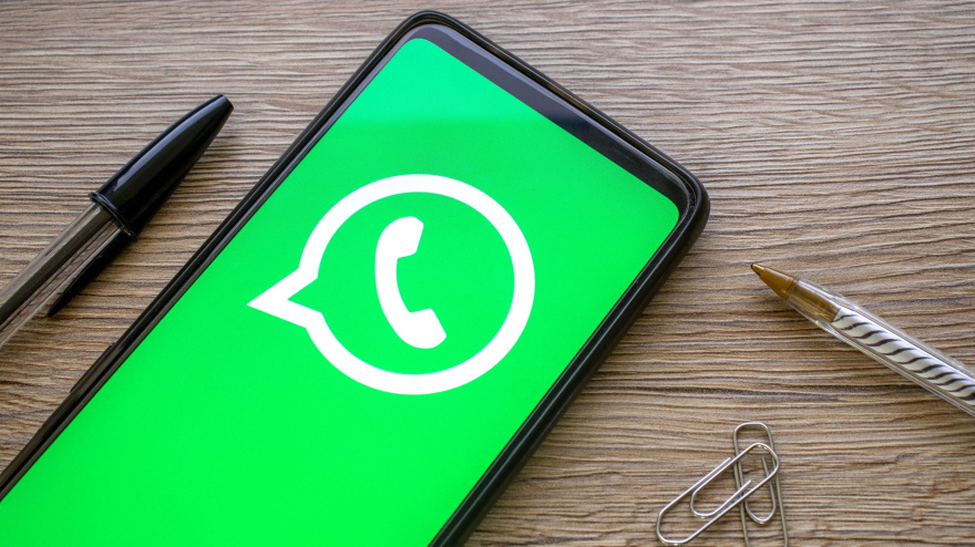 Icono de WhatsApp en la pantalla de un smartphone