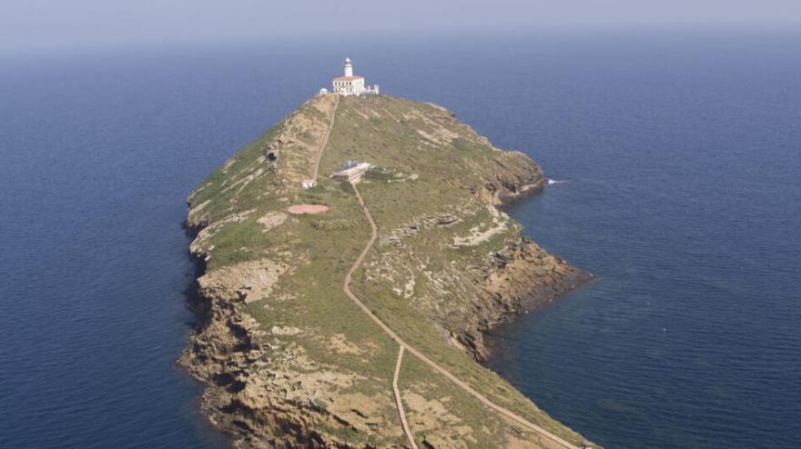 El faro de las Islas Columbretes sirve para la investigación científica de la reserva marina