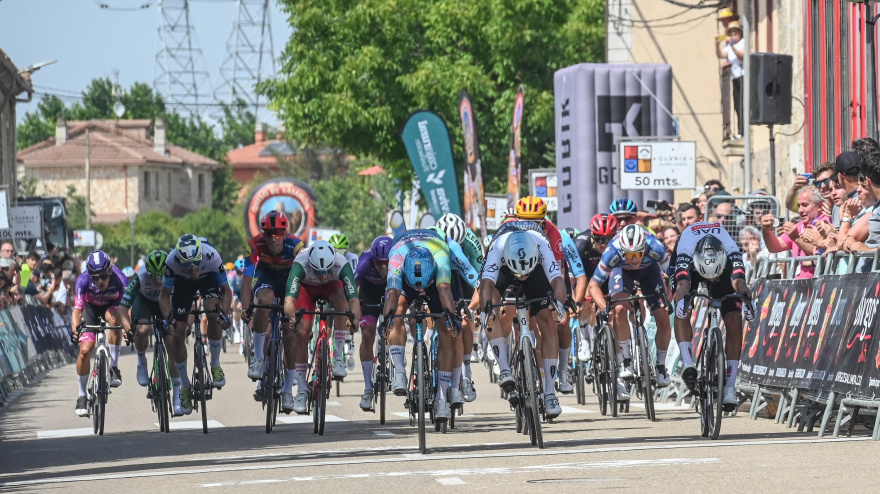 El ajustadísimo sprint en el que se ha impuesto Moschetti en la segunda etapa de la Vuelta a Burgos