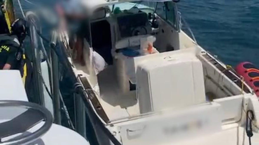 La Guardia Civil rescata a los tripulantes de un yate que se hundía en Benicarló