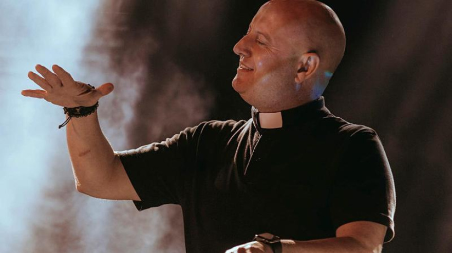 El padre Guilherme en una sesión de uno de sus conciertos.