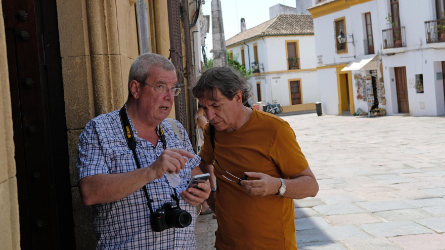 Dos hombres mirando el móvil haciendo turismo