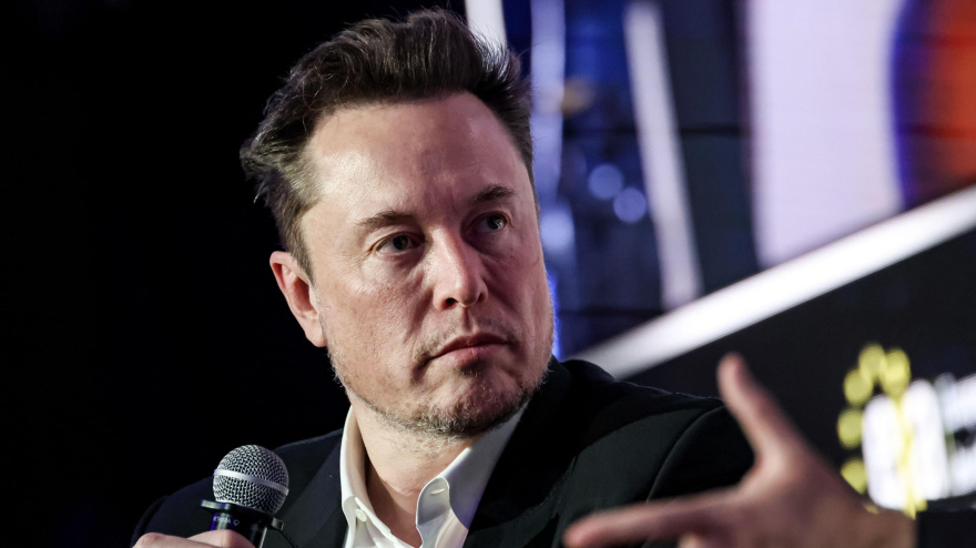 Elon Musk durante una conferencia en 2024