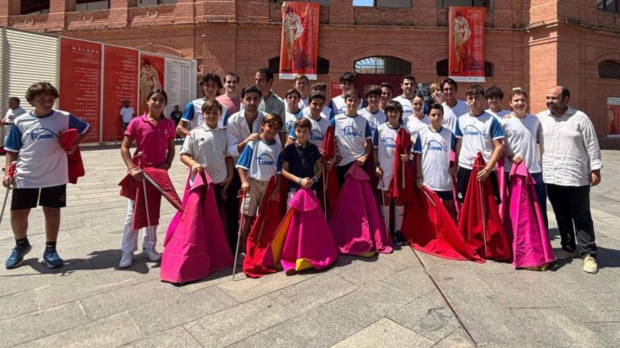 Pepe Moral y Pablo Páez, junto a los alumnos de la Escuela Taurina de Málaga