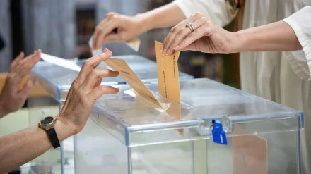 Un ciudadano votando en las pasadas elecciones generales