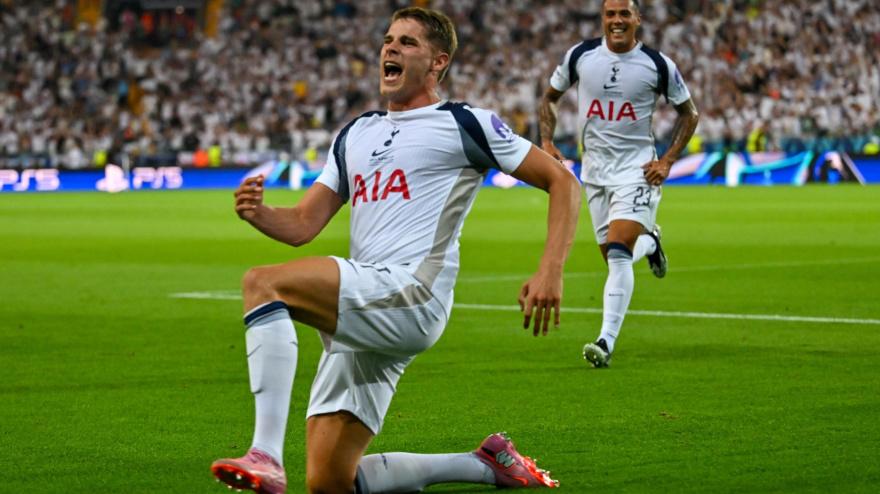 Van de Ven celebra el gol ante el PSG