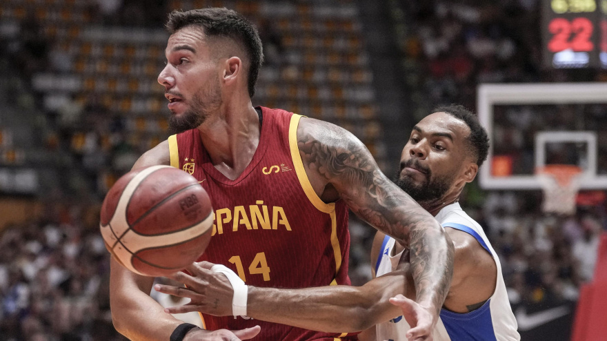 Okobo trata de quitarle la pelota a Willy Hernangomez