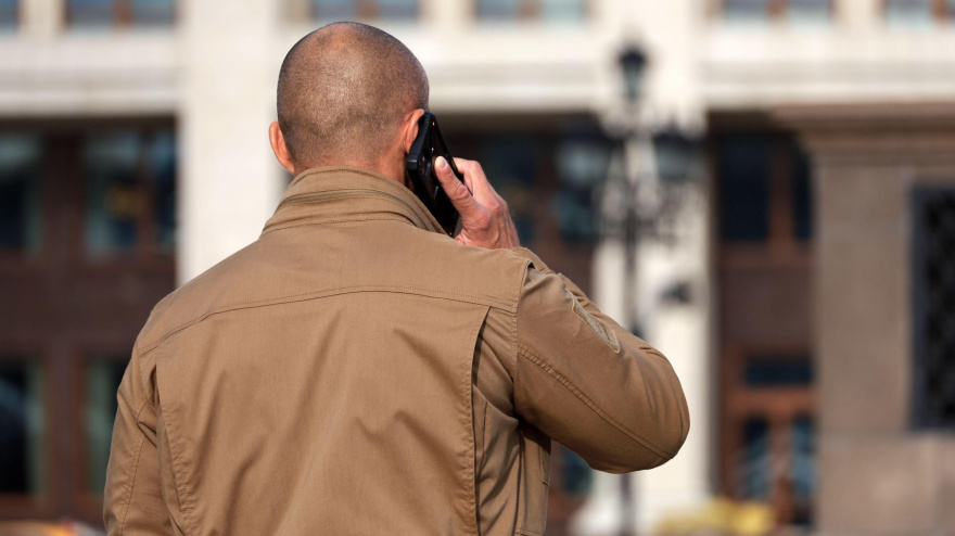 Un hombre hablando por teléfono de espaldas