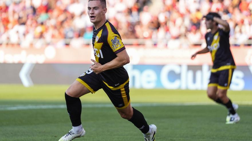 GIRONA, 15/08/2025.- El delantero del Rayo Jorge de Frutos celebra tras anotar el primer gol del equipo durante el partido de la primera jornada de LaLiga que Girona CF y Rayo Vallecano disputan este viernes en el estadio Municipal de Montilivi. EFE/Siu Wu