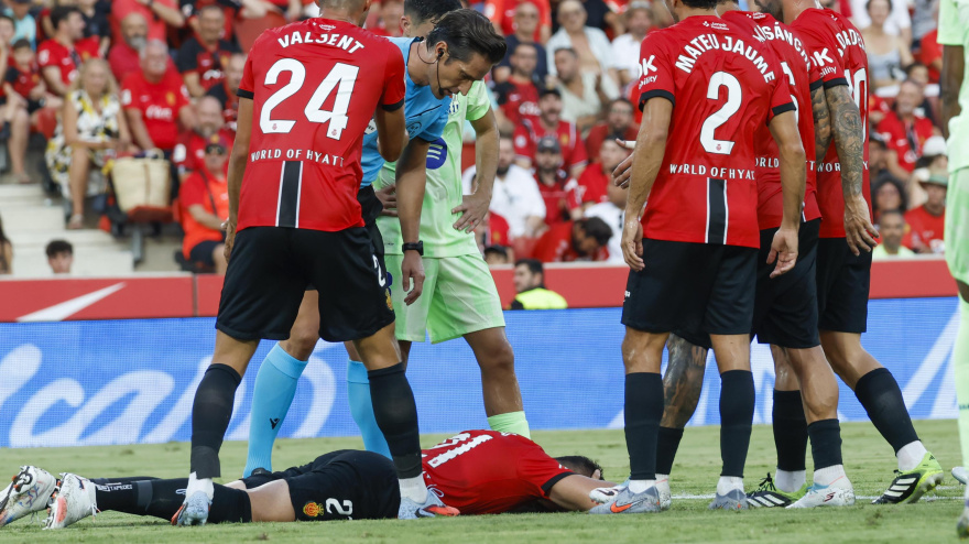 El defensa del Mallorca Antonio Raíllo tendido en el suelo (durante el gol que marca Ferrán Torres) en el partido de la primera jornada de LaLiga que RCD Mallorca y FC Barcelona disputan hoy sábado en el estadio de Son Moix. EFE/ Cati Cladera