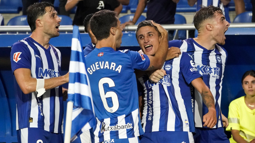 Tenaglia celebra con sus compañeros el gol de la victoria contra el Levante