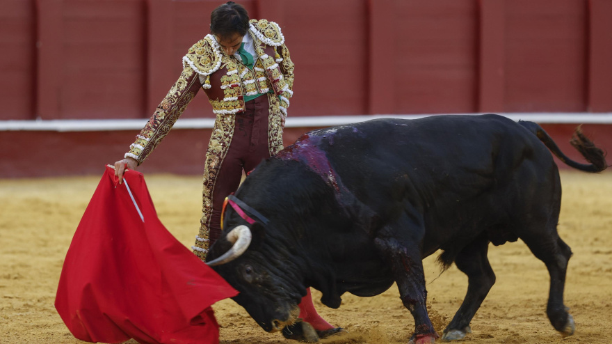 Derechazo de Fortes durante su actuación este lunes en Málaga