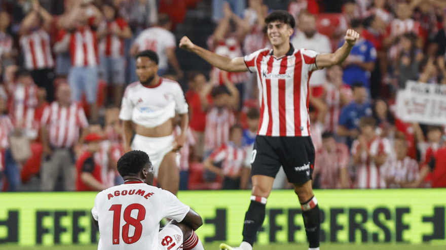 BILBAO, 17/08/2025.- El centrocampista francés del Sevilla Lucien Agoume al finalizar el partido de la primera jornada de LaLiga que Athletic de Bilbao y Sevilla FC disputaron hoy domingo en San Mamés. EFE/Miguel Toña
