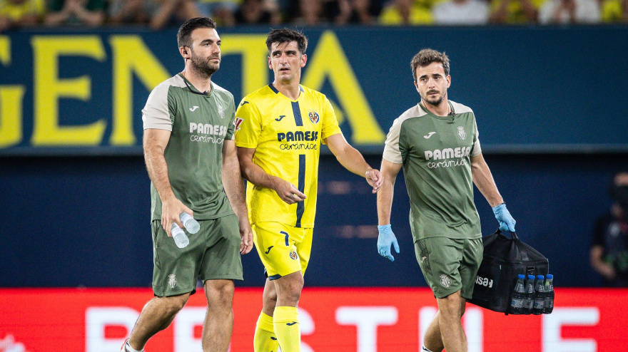 Gerard Moreno del Villarreal CF parece lesionado durante el partido de LaLiga entre el Villarreal CF y el Real Oviedo en el Estadio de la Cerámica el 15 de agosto de 2025 en Vila-real, España.