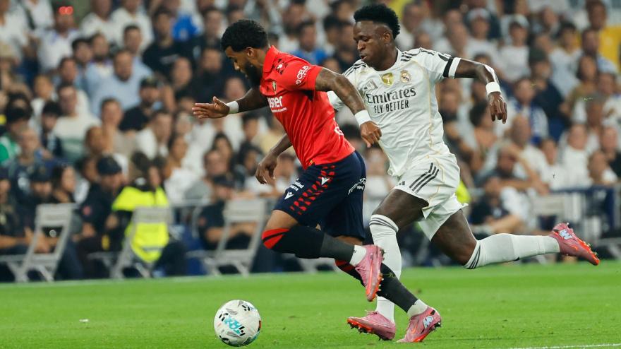 Vinicius y Boyomo disputando un balón en el Real Madrid - Osasuna