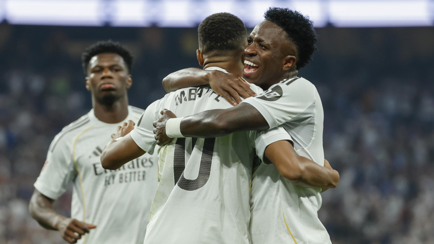 Mbappé celebra con Vinicius su gol con el Real Madrid ante Osasuna