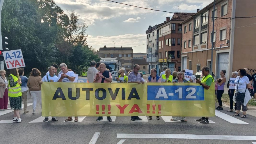 Los vecinos de los pueblos de la N-120 en Burgos volverán a colapsar la nacional para seguir reclamando la A-12: "Muchos sinsabores"
