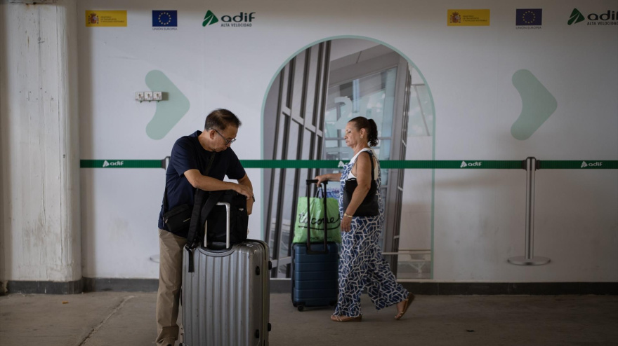 Varias personas esperan para coger el tren en la estación de Chamartín este miércoles