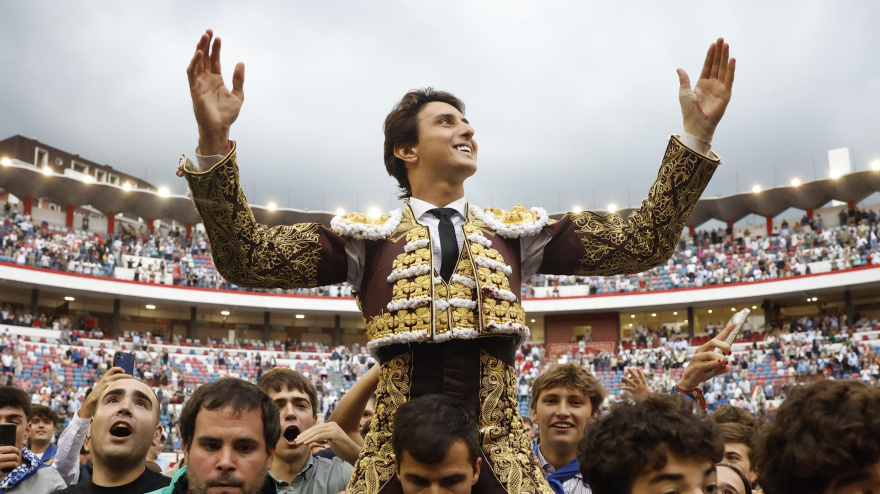 Roca Rey, en su salida a hombros este jueves en Bilbao