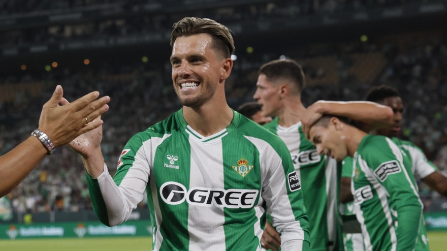 Lo Celso celebra el gol ante el Alavés con sus compañeros