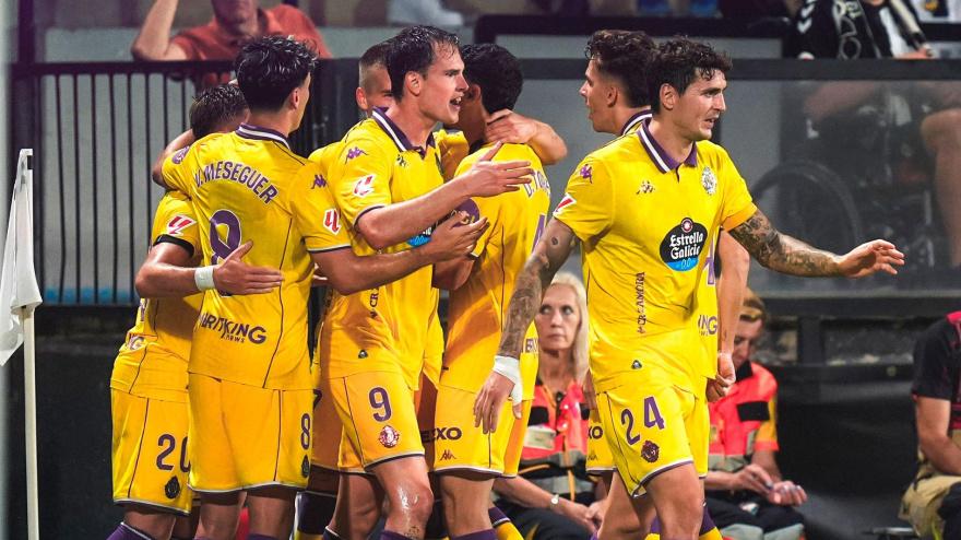 Los jugadores del Valladolid celebran el gol de Latasa en Castellón