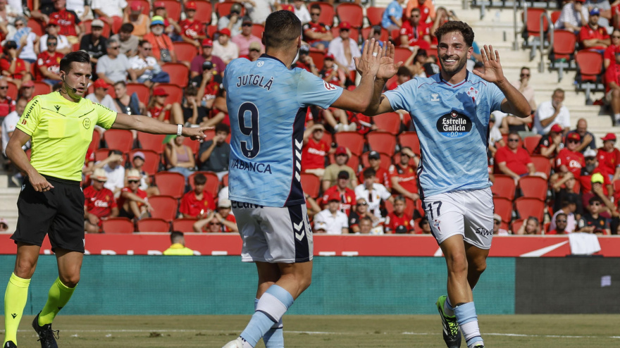 Javi Rueda celebra su gol con Ferrán Jutgla, en el Celta - Mallorca