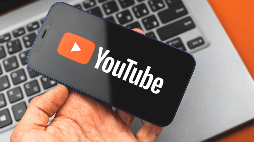 Un hombre utilizando YouTube en su teléfono móvil