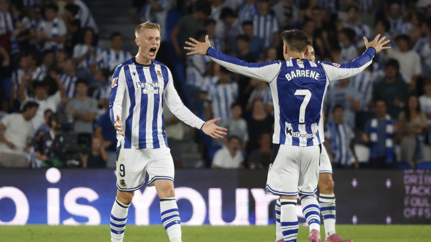 Óskarsson celebra el gol con Barrenetxea