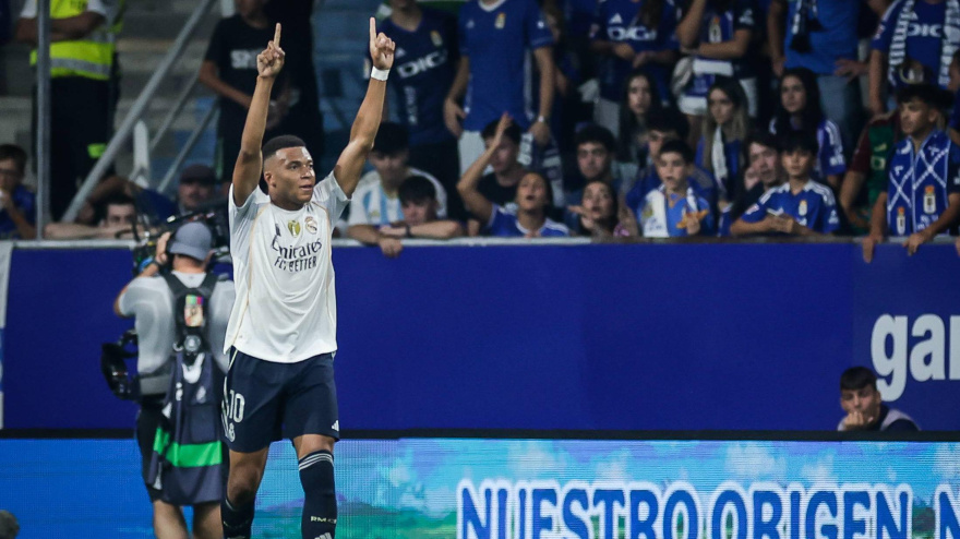Mbappé celebra uno de los goles del Real Madrid al Oviedo