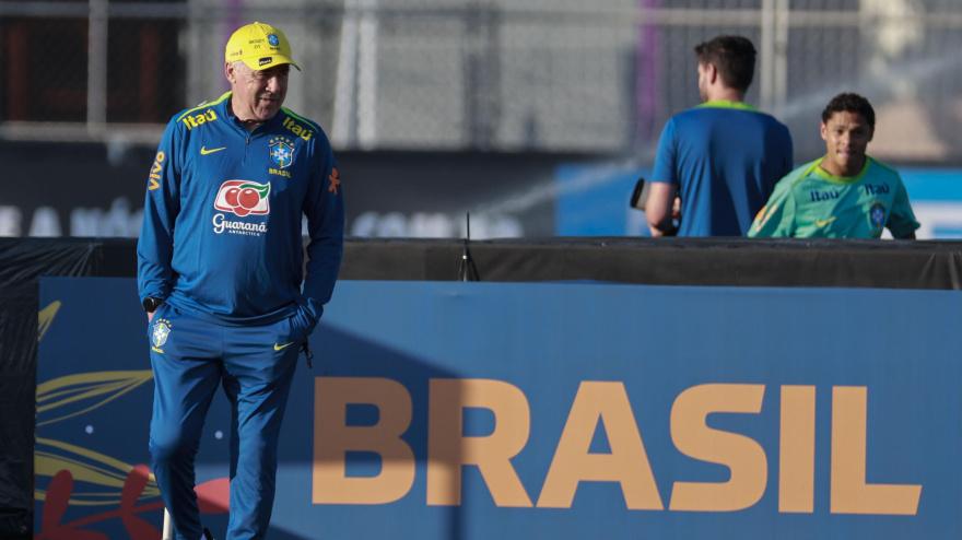 El entrenador de la selección brasileña de fútbol, Carlo Ancelotti (i), durante un entrenamiento este lunes, en el centro de entrenamiento del club Corinthians, en Sao Paulo (Brasil). Ancelotti dirigió su primer entrenamiento como técnico de la selección brasileña y habló brevemente con Casemiro y Richarlison, con vistas a su debut el próximo jueves ante Ecuador, en las eliminatorias sudamericanas para el Mundial de 2026. EFE/ Sebastiao Moreira