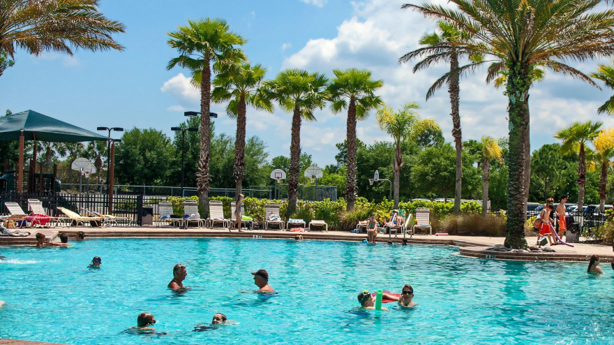 Personas bañándose en una piscina