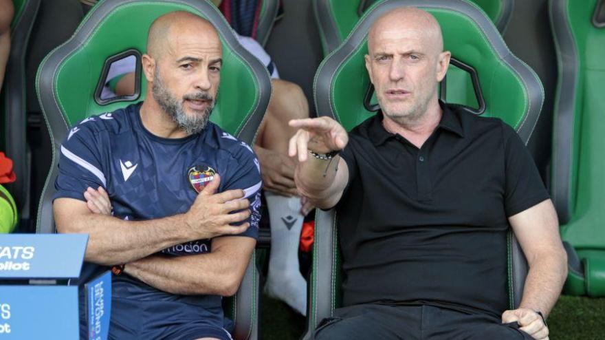 Calero, junto a su ayudante en el banquillo del Martínez Valero