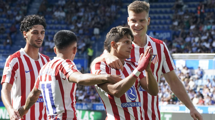 Giuliano pidiendo perdón tras su gol, en el Alavés - Atlético
