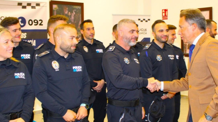 Fulgencio Gil, saludando a los nuevos Policías Locales que han accedido a su plaza en Lorca