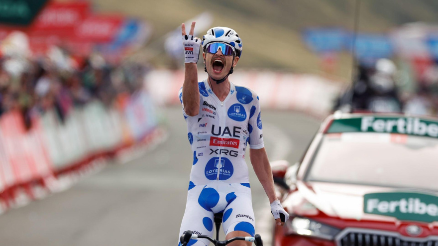 Jay Vine celebra su segunda victoria en La Vuelta 2025