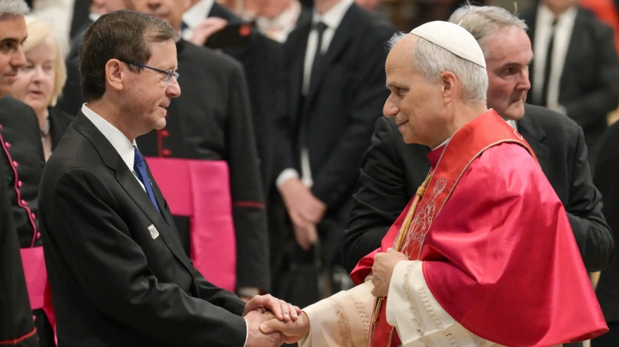 Papa León con Isaac Herzog