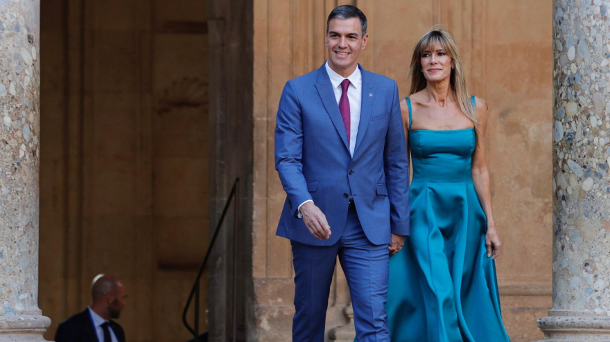 (Foto de ARCHIVO)El presidente del Gobierno en funciones, Pedro Sánchez, junto a su mujer, Begoña Gómez, a su llegada al Palacio de Carlos V para la visita que junto a los Reyes y los líderes invitados a la III Cumbre de la Comunidad Política Europea (CPE) realizan a la Alhambra ,  a  de octubre del 2023 en Granada (Andalucía, España). 50 jefes de Estado y de Gobierno europeos asisten hoy a la cumbre de la Comunidad Política Europea (CPE), una de las reuniones que se celebran con motivo de la Presidencia española de la UE. Se trata de la tercera cita de este foro intergubernamental que tiene como objetivo principal mostrar la unidad europea frente a Rusia. Entre los asistentes estarán los líderes de los 27 estados miembro de la UE, así como el primer ministro británico, el presidente turco, o los dirigentes de los países de los Balcanes Occidentales.Álex Cámara / Europa Press05/10/2023