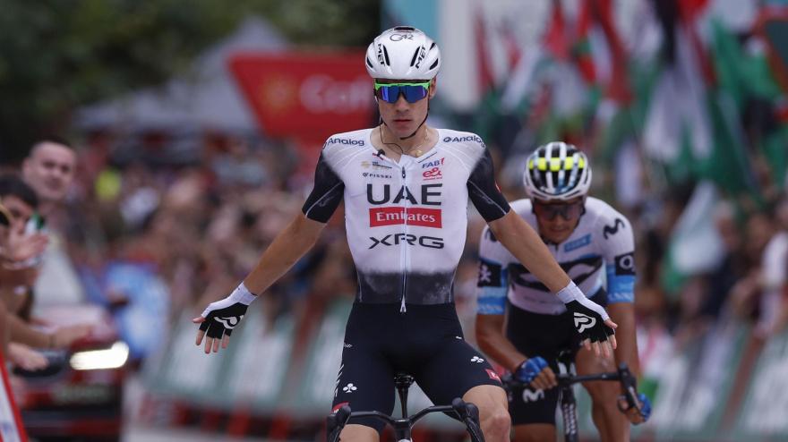 Juan Ayuso celebra su victoria en la 12ª etapa de La Vuelta