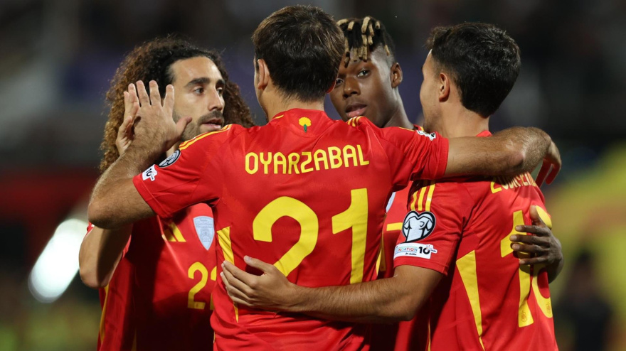 La selección española celebra el gol de Oyarzabal a Bulgaria
