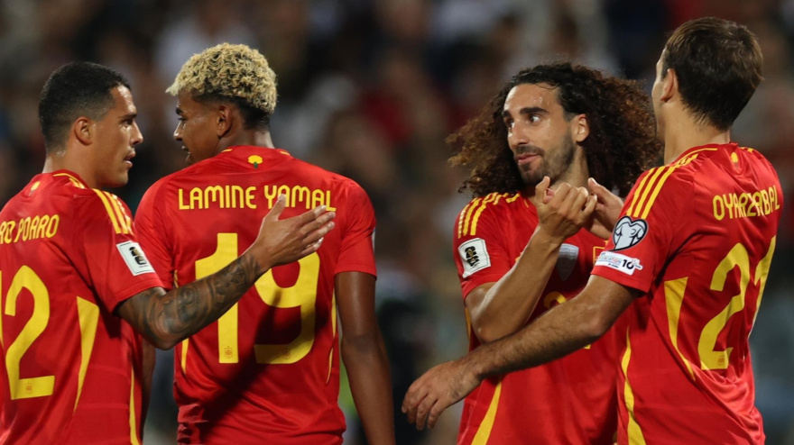 La selección española celebra el gol de Cucurella a Bulgaria