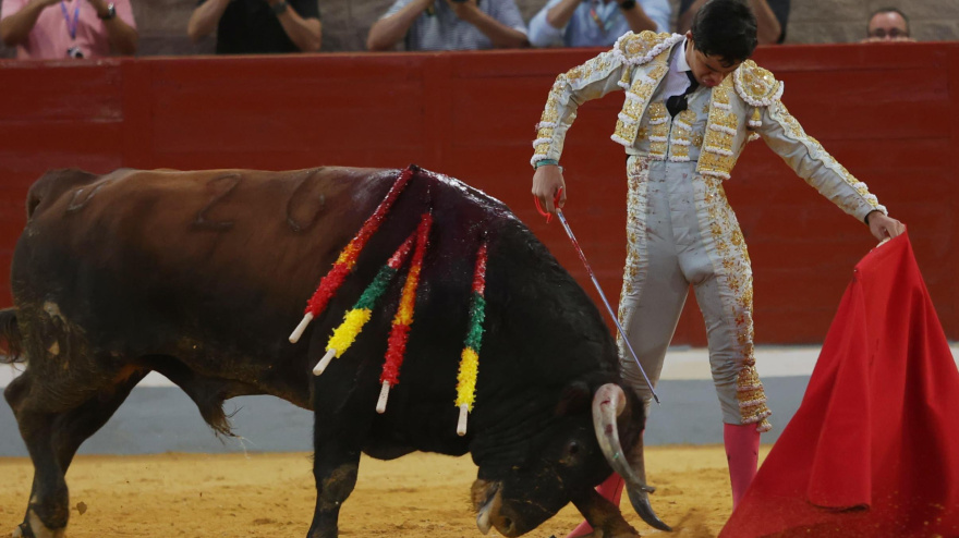 Natural de Tomás Bastos al sexto novillo del Conde de Mayalde