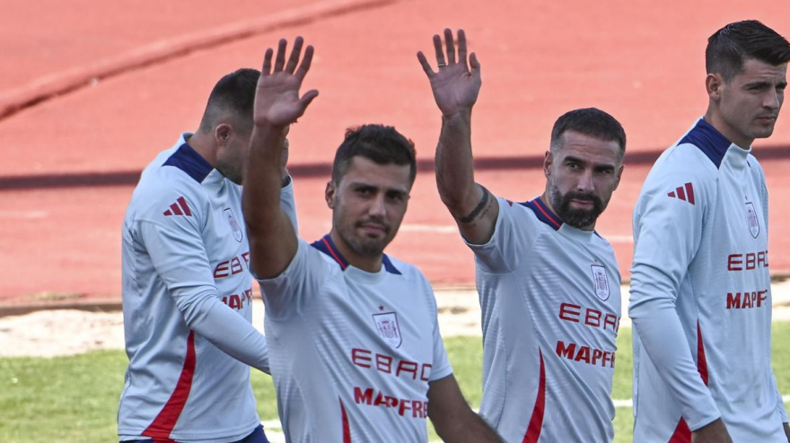 Rodri saluda a la afición española antes de un entrenamiento de la Selección