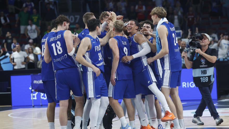 Los jugadores finlandeses celebran su sorprendente victoria ante Serbia en octavos de final.