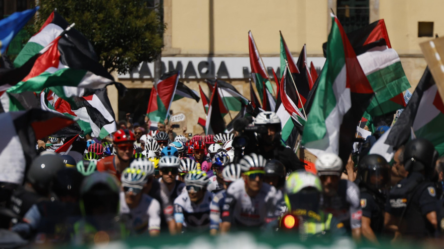 Manifestantes con banderas de Palestina protestan contra la presencia del Israel.